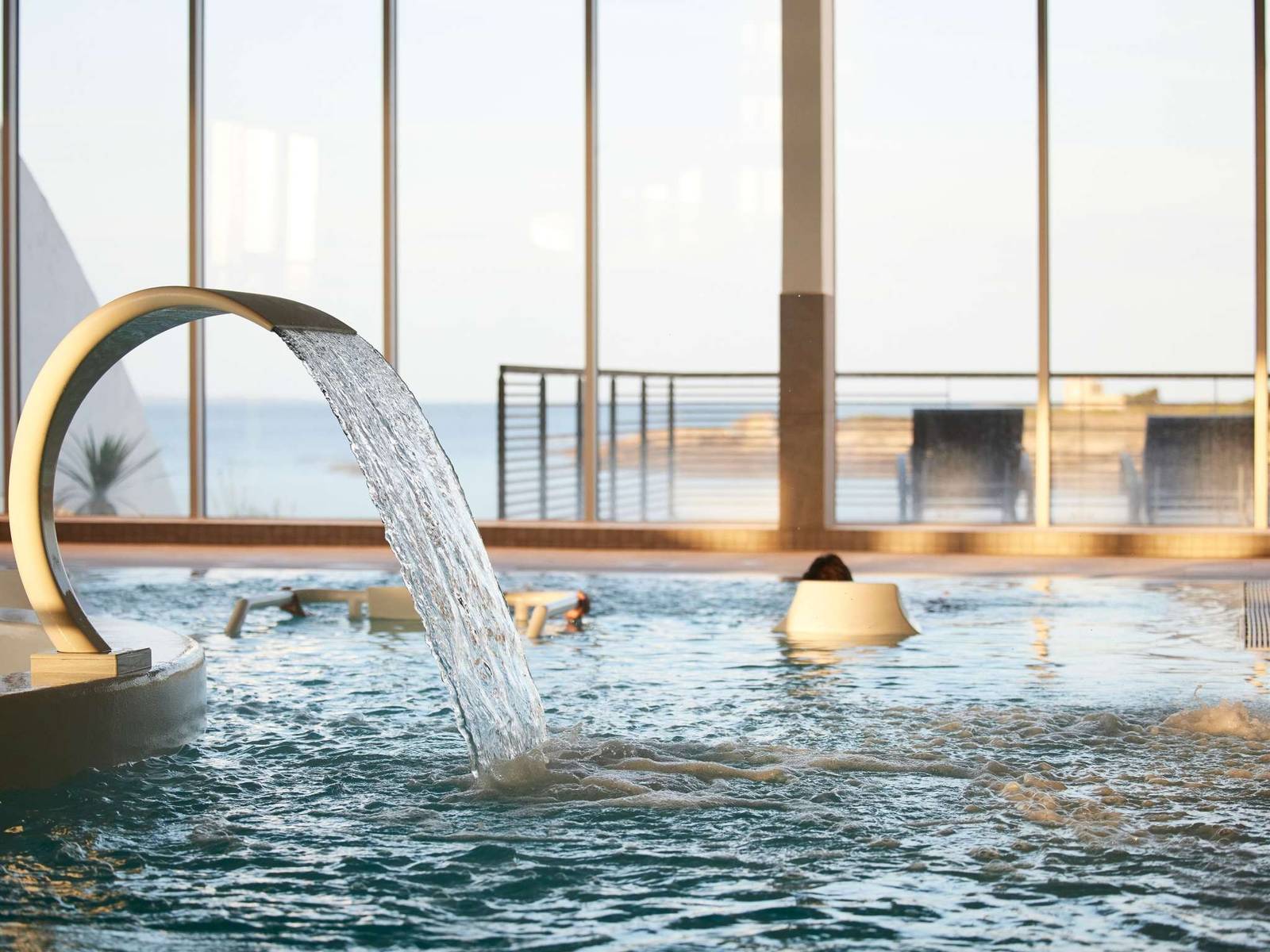 Sofitel Quiberon 海水療程區的弧形水柱泳池