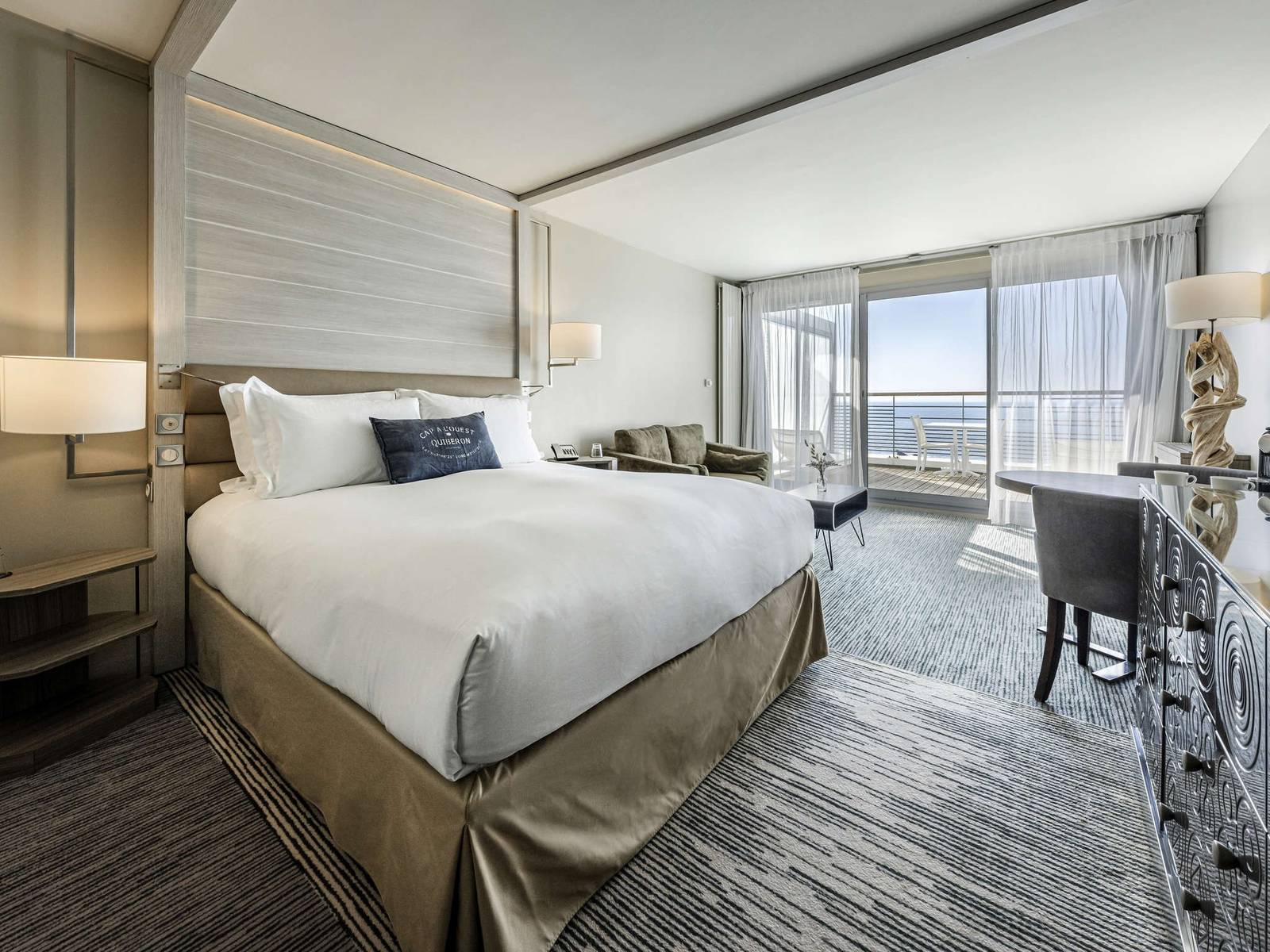 Sofitel Quiberon 海景客房大床與落地窗