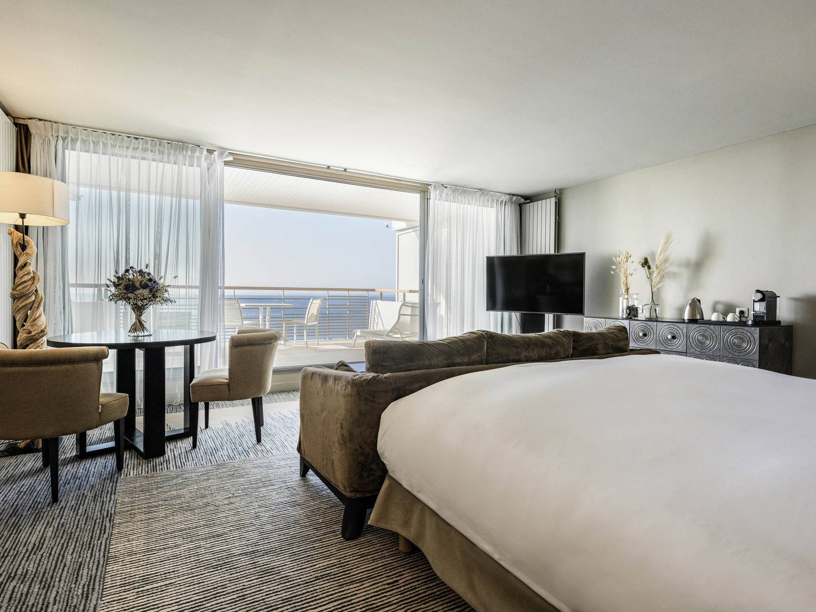 Sofitel Quiberon 海景套房床區與沙發