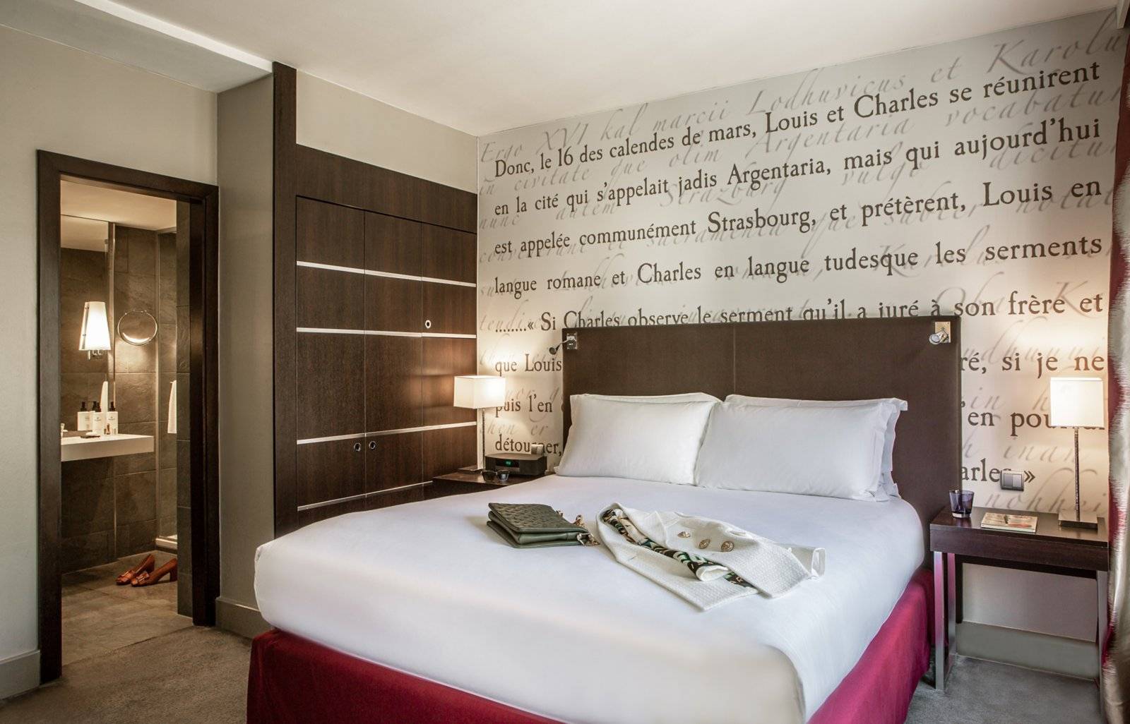 Sofitel Strasbourg Grande Île 以史特拉斯堡誓言文字裝飾的客房