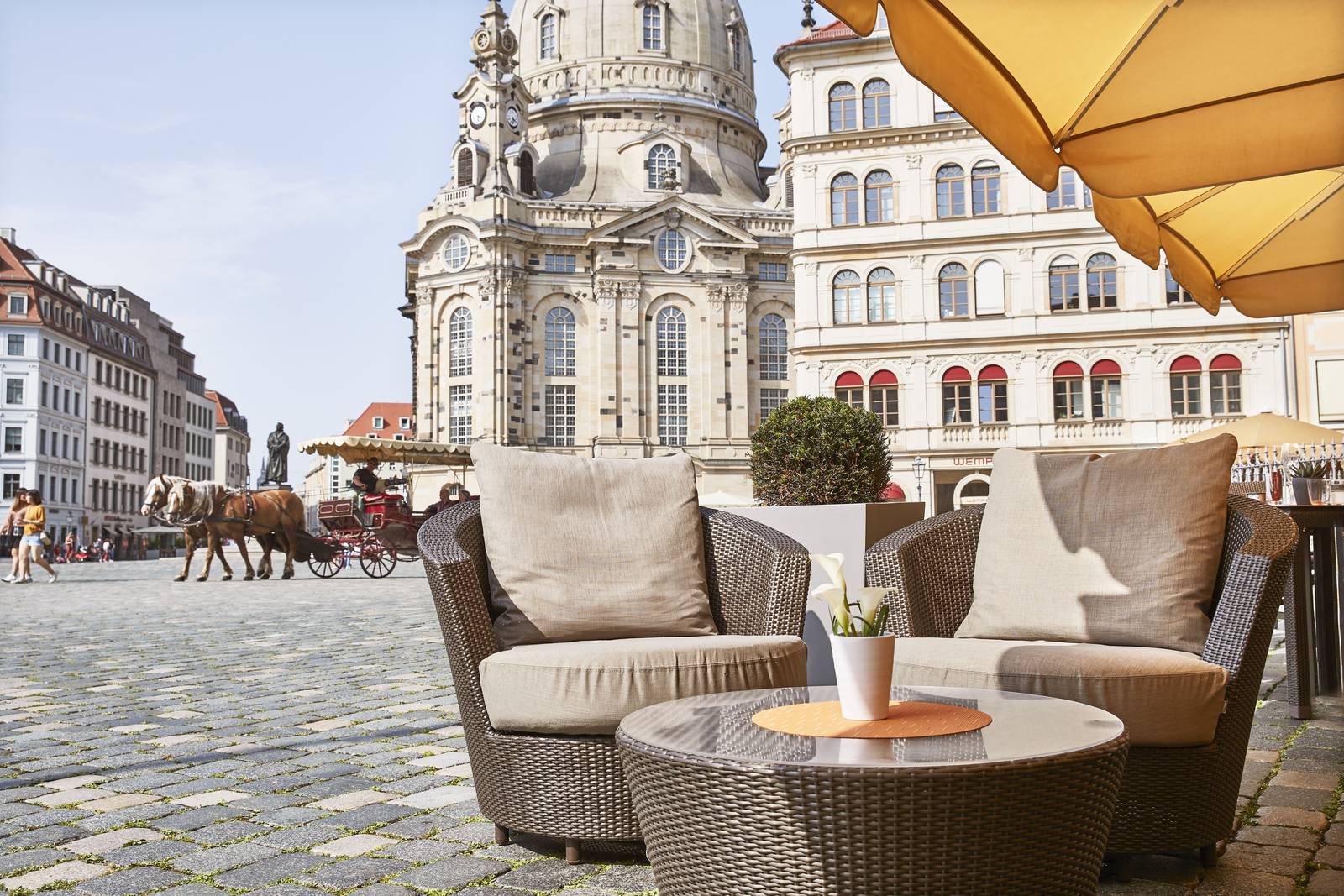 德勒斯登 Steigenberger Hotel de Saxe 新市場廣場上的露台座位與聖母教堂