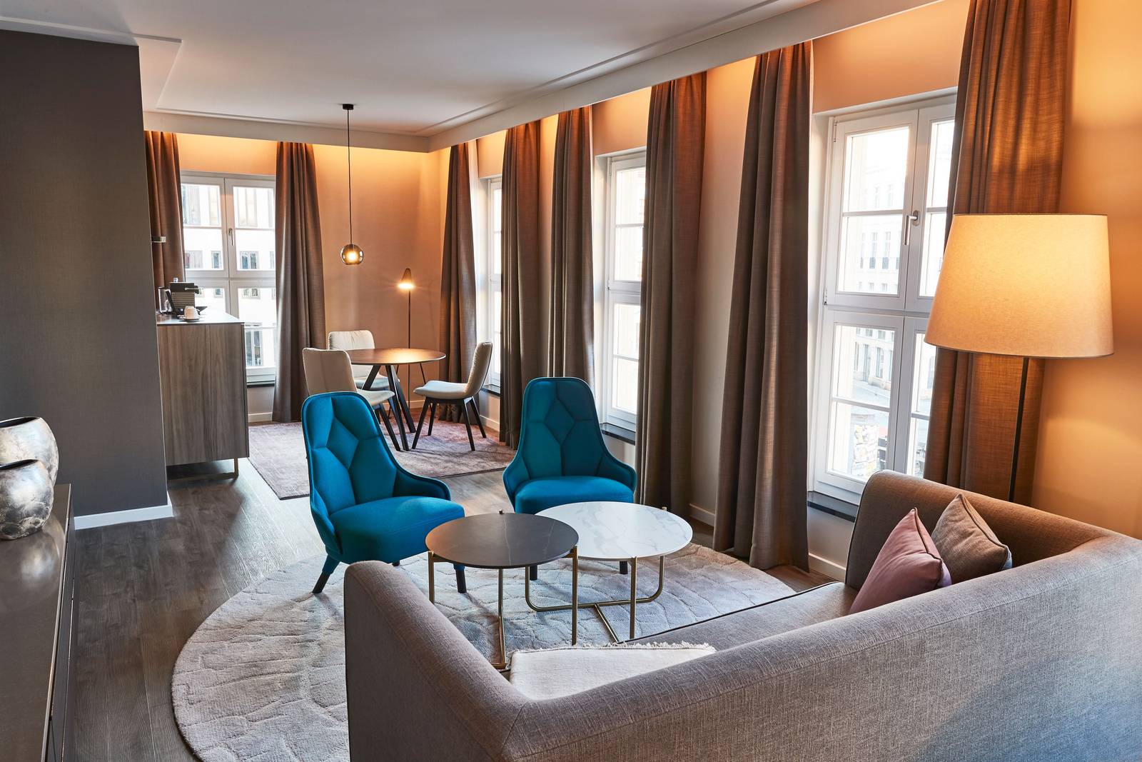 德勒斯登 Steigenberger Hotel de Saxe Suite 客廳與整排窗戶