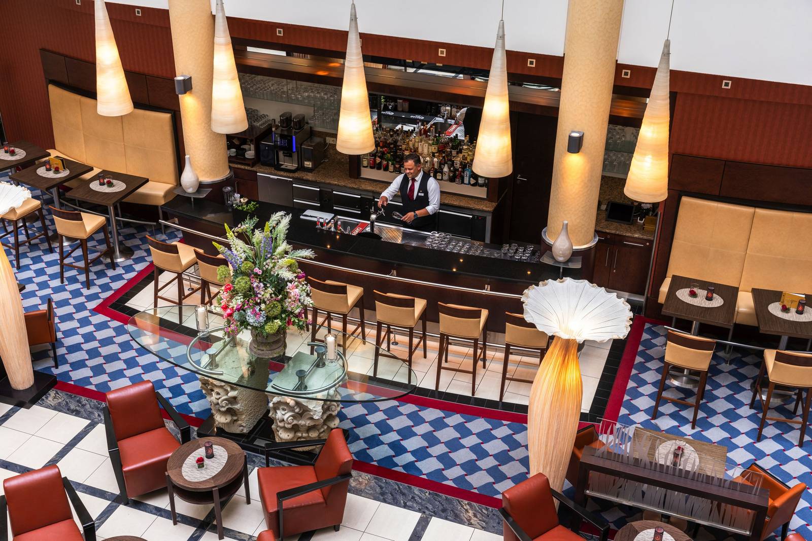 德勒斯登 Steigenberger Hotel de Saxe 俯瞰藍白地磚的 Lobby Bar