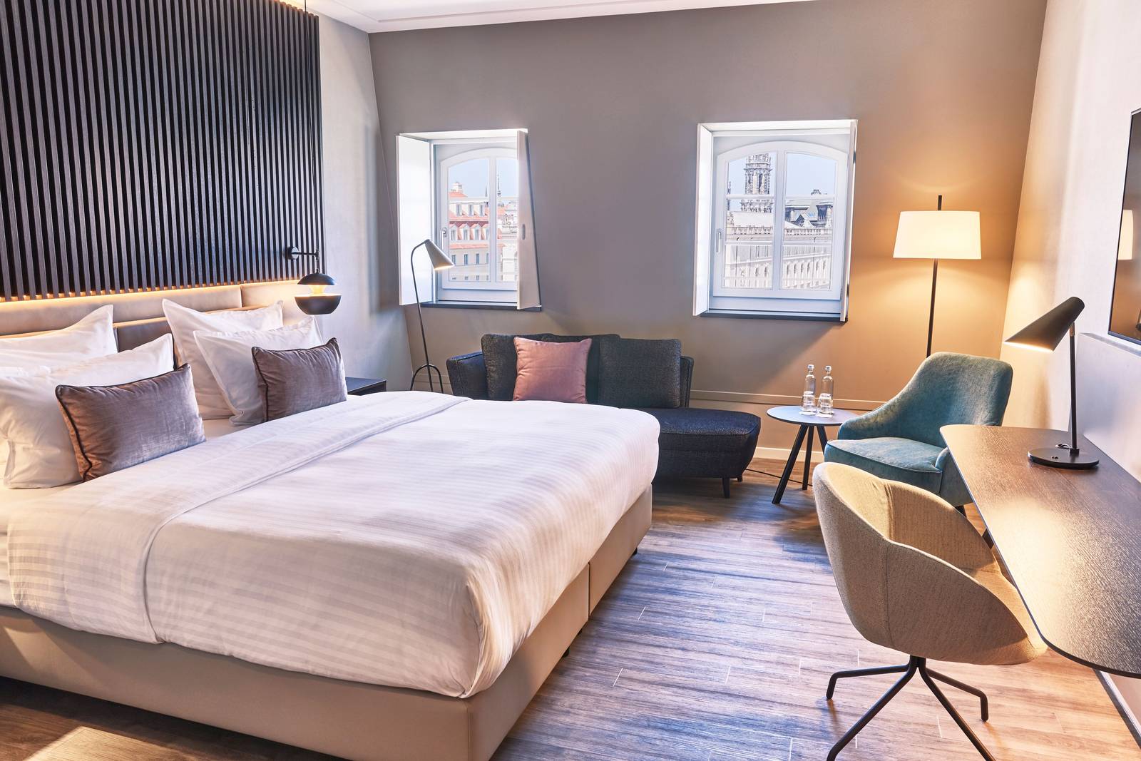 德勒斯登 Steigenberger Hotel de Saxe Grand Deluxe 客房與窗外老城建築