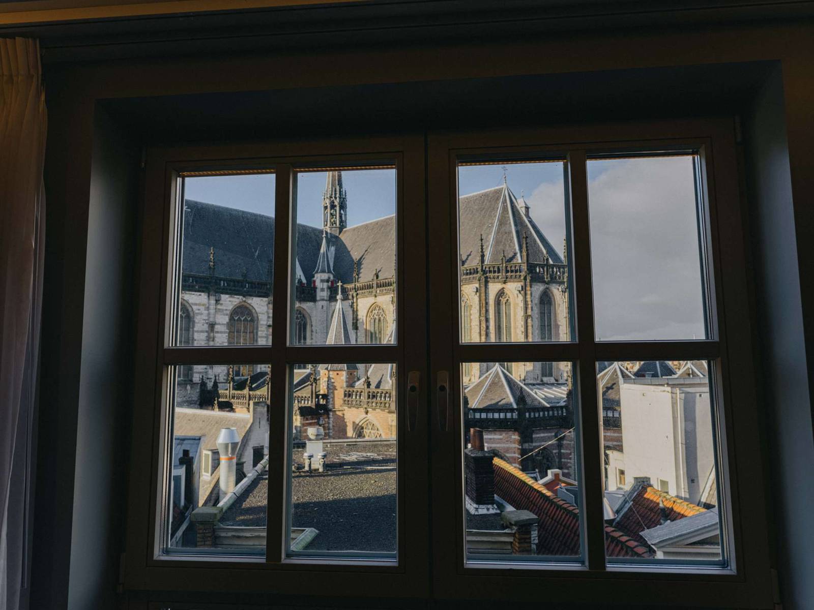 阿姆斯特丹 Swissôtel Amsterdam 客房窗外的哥德式教堂與屋頂