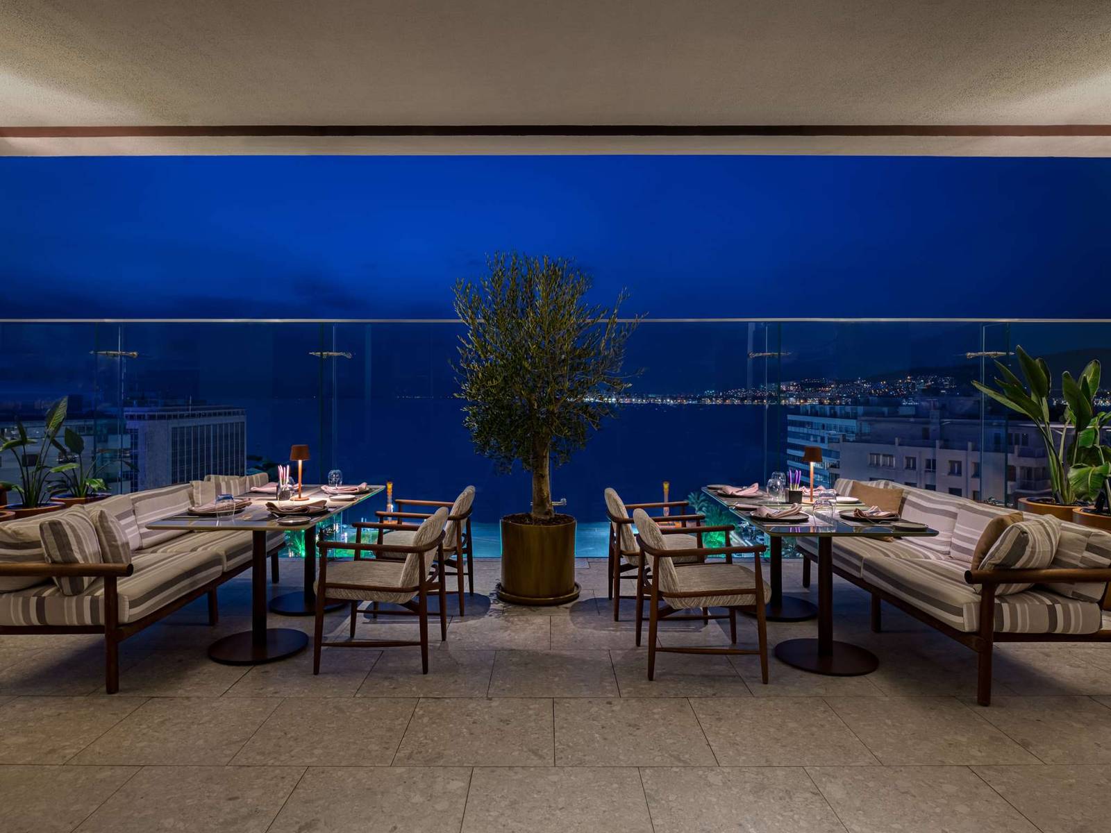 伊茲密爾 Swissôtel Büyük Efes Scappi 夜晚海灣景觀座位