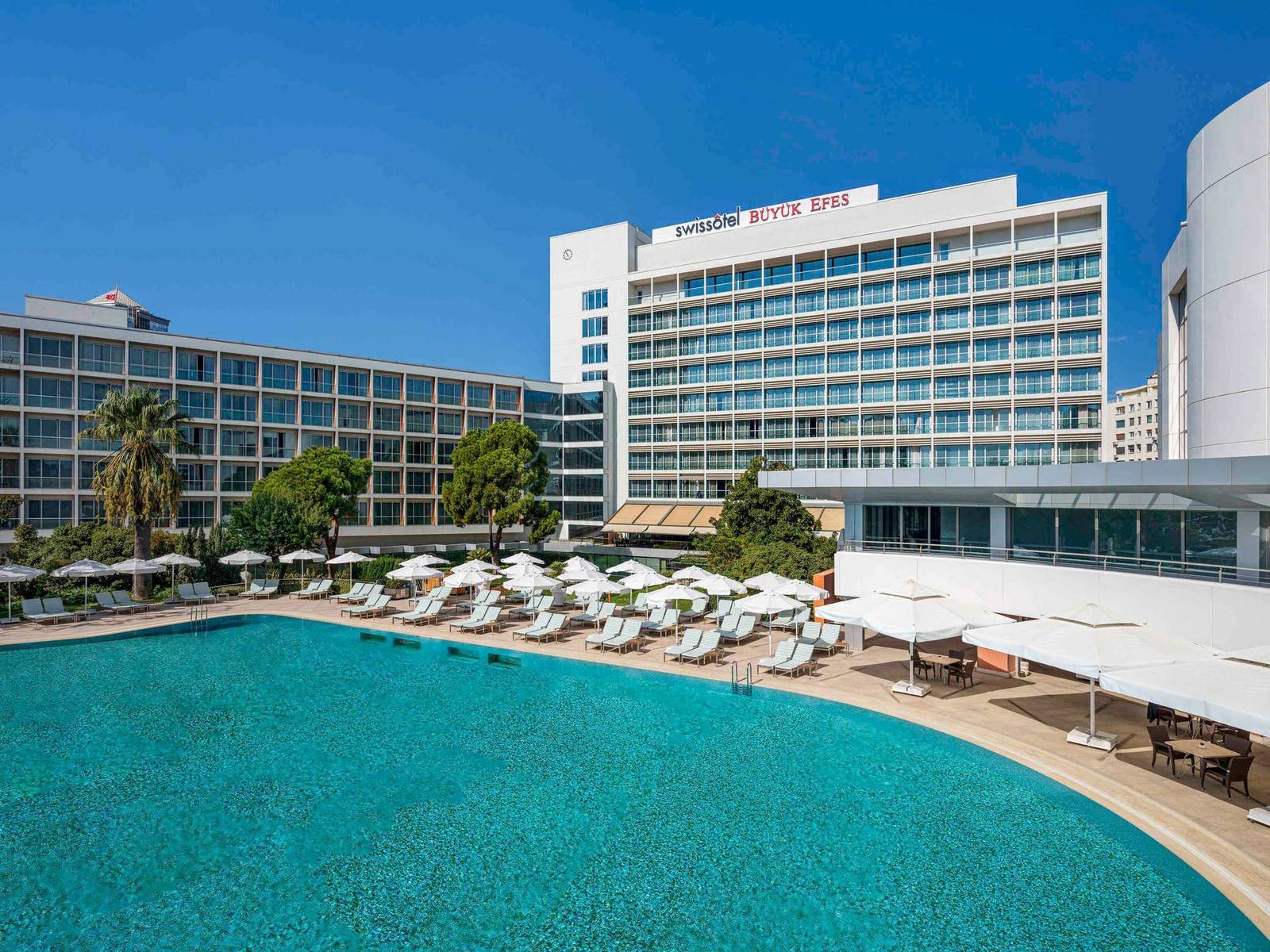 伊茲密爾 Swissôtel Büyük Efes 戶外泳池與躺椅