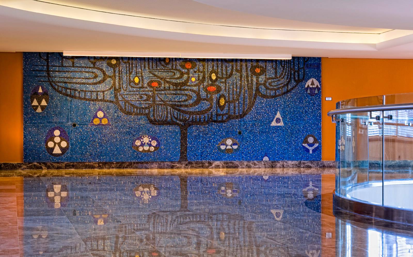 伊茲密爾 Swissôtel Büyük Efes 大廳的 Bedri Rahmi Eyüboğlu 馬賽克牆