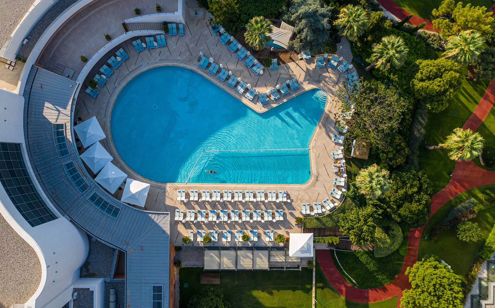 俯瞰伊茲密爾 Swissôtel Büyük Efes 戶外泳池與花園