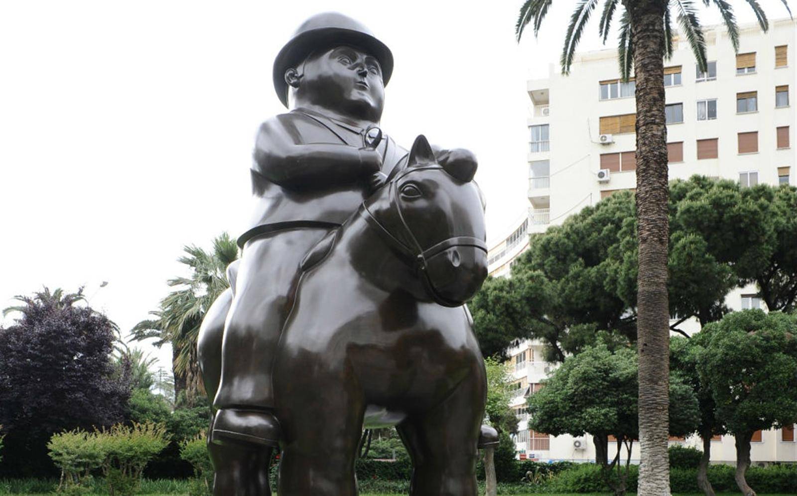 伊茲密爾 Swissôtel Büyük Efes 入口的 Botero 騎馬人雕塑