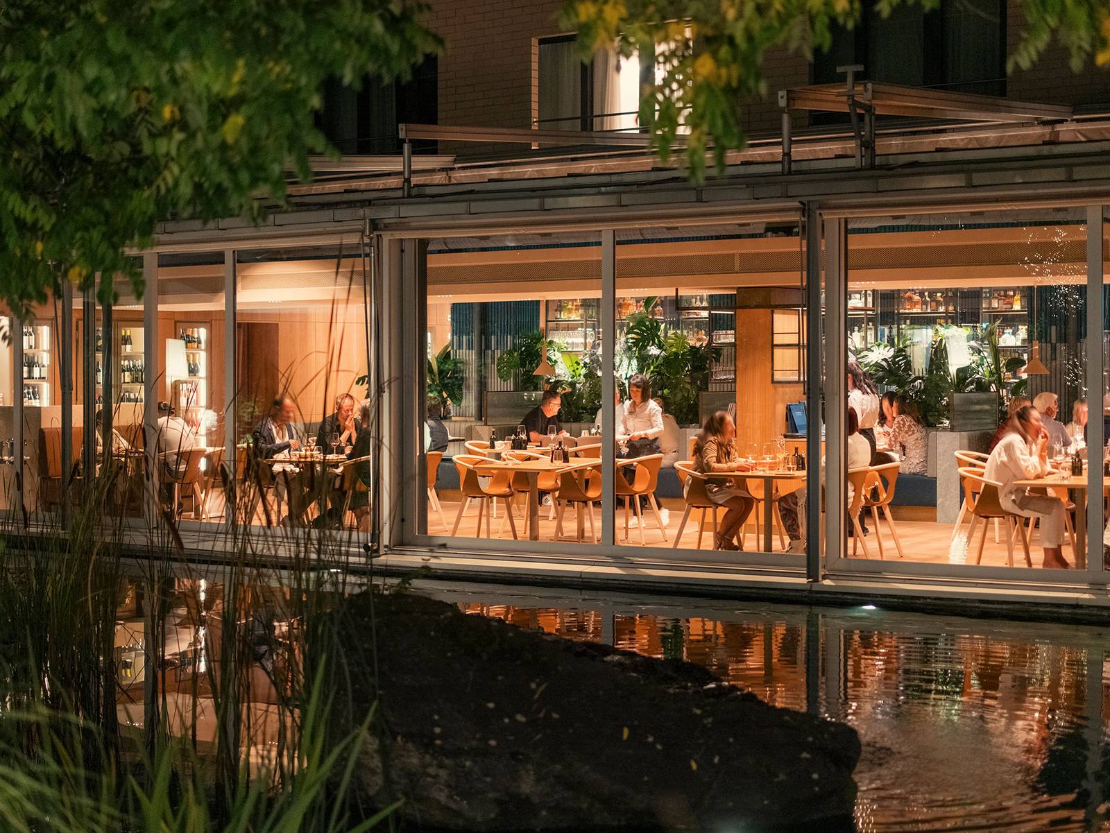 伯恩 Swissôtel Kursaal Bern Giardino 餐廳夜間外觀與水池