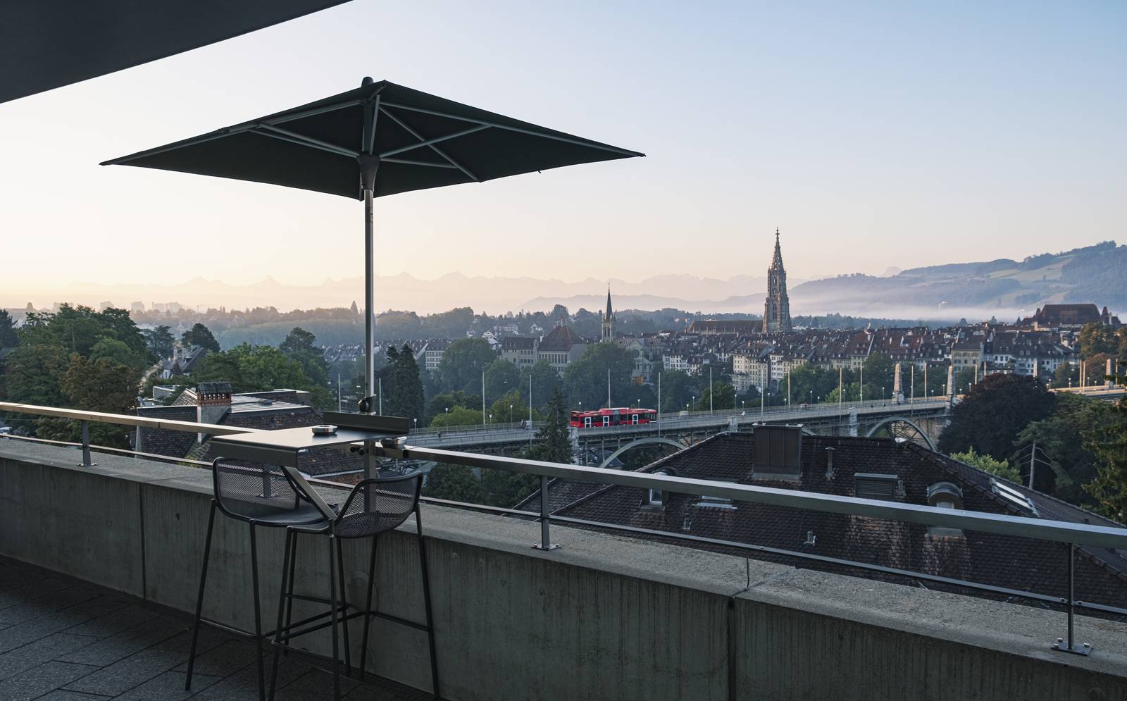 伯恩 Swissôtel Kursaal Bern 露台遠眺伯恩老城與阿爾卑斯山