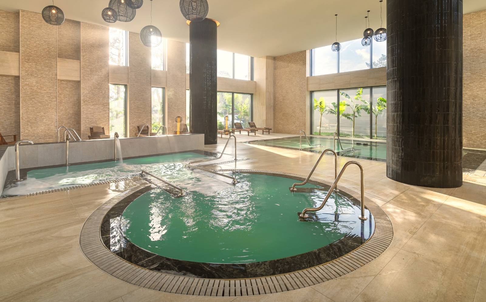 Pürovel Spa 的室內溫泉池
