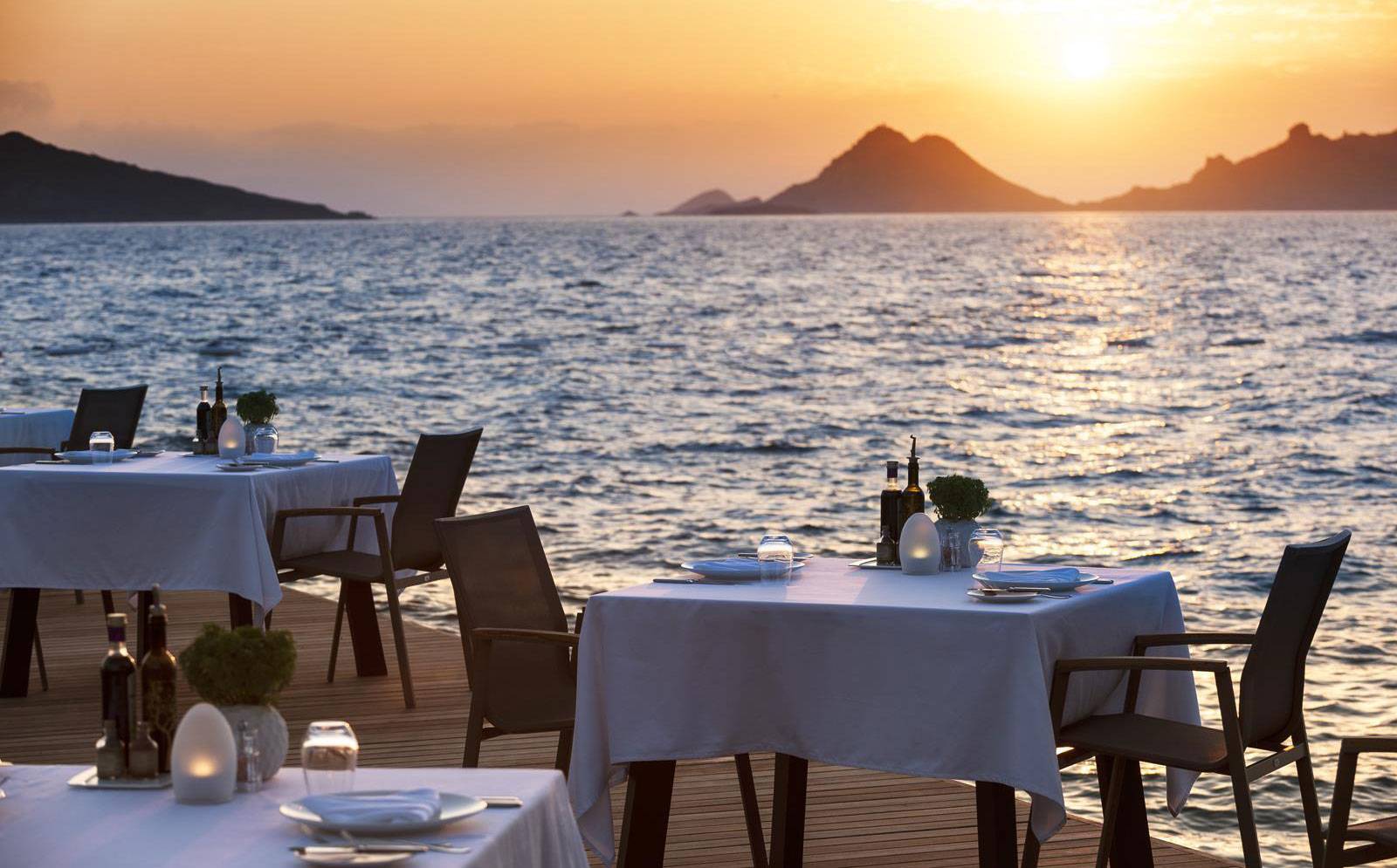 Swissôtel Resort Bodrum Beach 海灘餐廳夕陽海景座位
