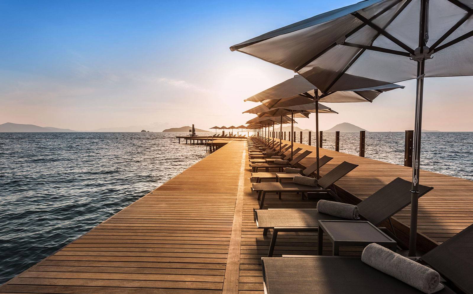Swissôtel Resort Bodrum Beach 伸入海面的木棧碼頭與遮陽躺椅