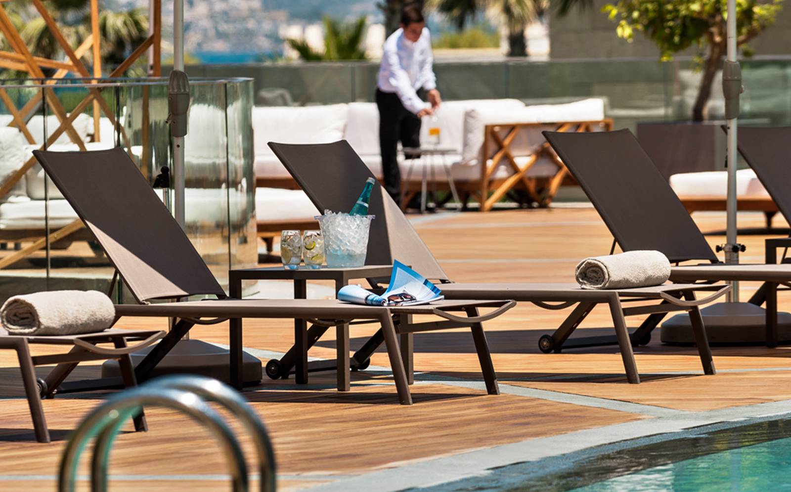 Swissôtel Resort Bodrum Beach 戶外泳池畔木平台躺椅