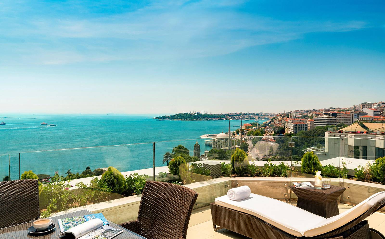 Swissôtel The Bosphorus 大使套房露台望向博斯普魯斯海峽