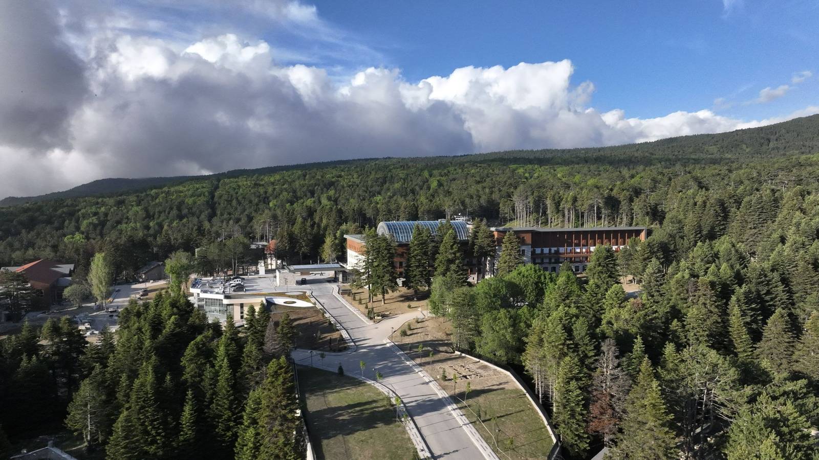 Swissôtel Uludağ Bursa 空拍,建築群被松林環繞