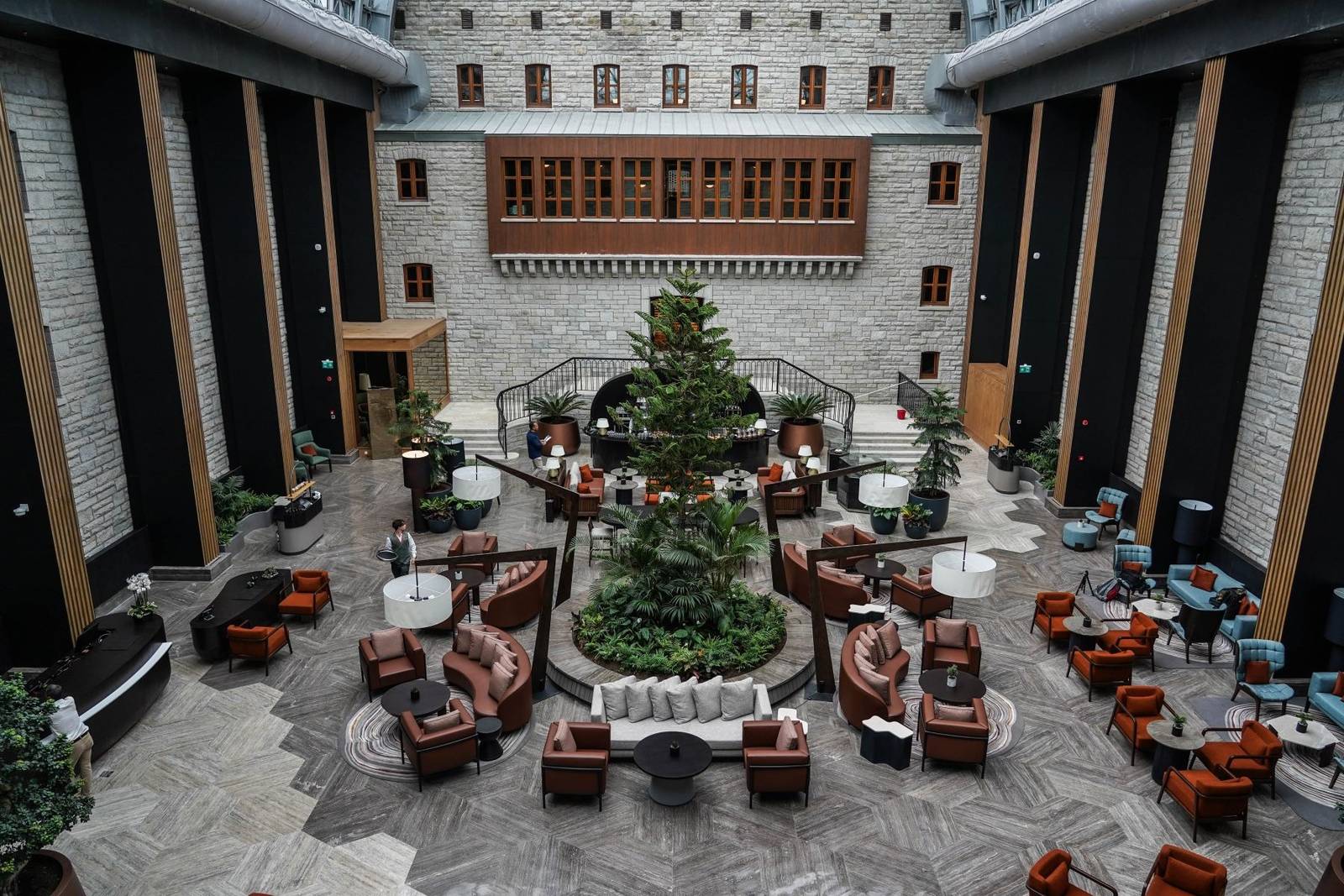 Swissôtel Uludağ Bursa 保留原始石牆的中庭大廳