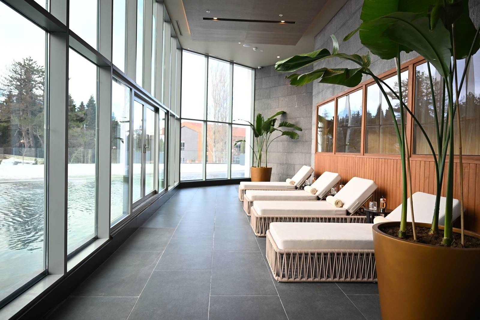 Swissôtel Uludağ Bursa Spa 落地窗休憩區與戶外泳池