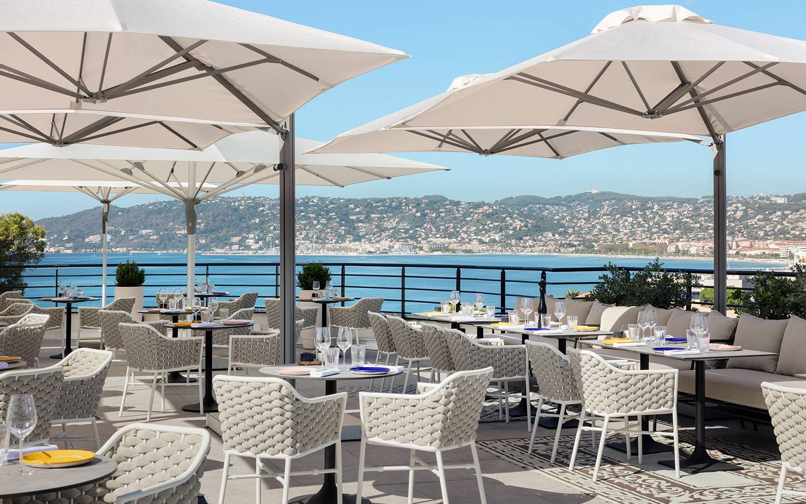 1932 Hotel & Spa Cap d'Antibes Quinto Cielo 屋頂餐廳遮陽傘座位與海景