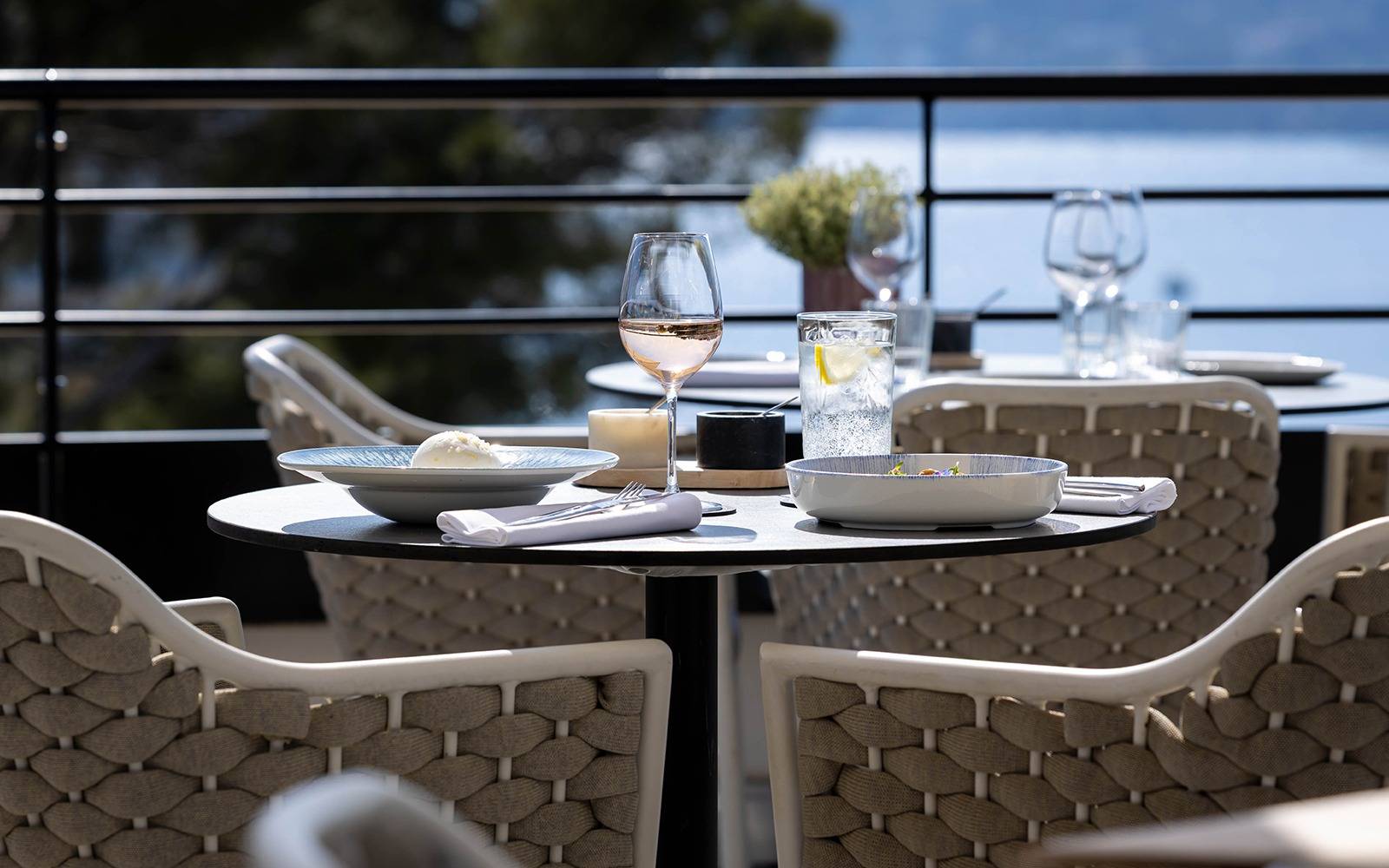 1932 Hotel & Spa Cap d'Antibes 屋頂露台面海餐桌