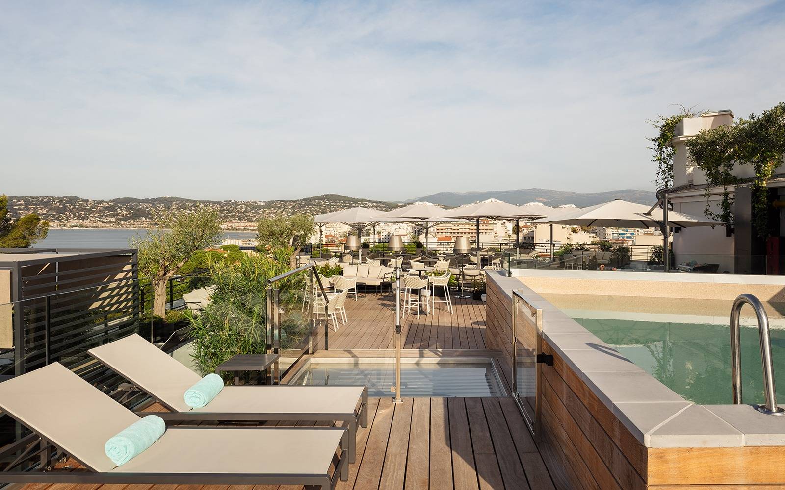 1932 Hotel & Spa Cap d'Antibes 屋頂放鬆泳池與躺椅