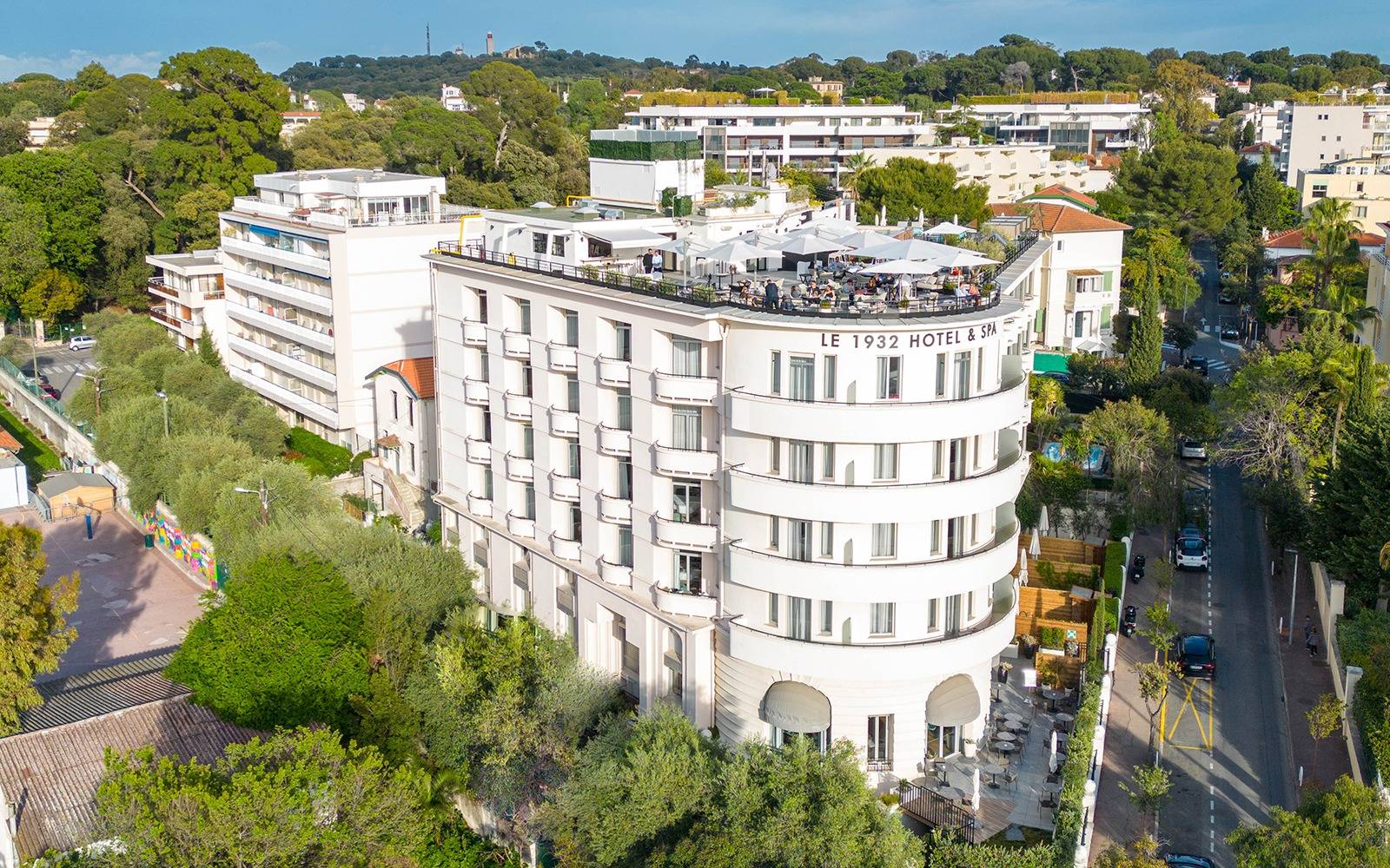 昂蒂布 1932 Hotel & Spa Cap d'Antibes 白色建築與周邊綠意空拍