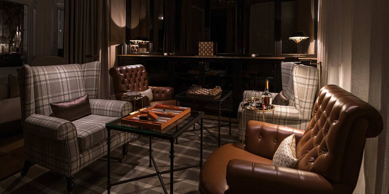 倫敦 The Adria 皮革扶手椅與木質調的 Games Room