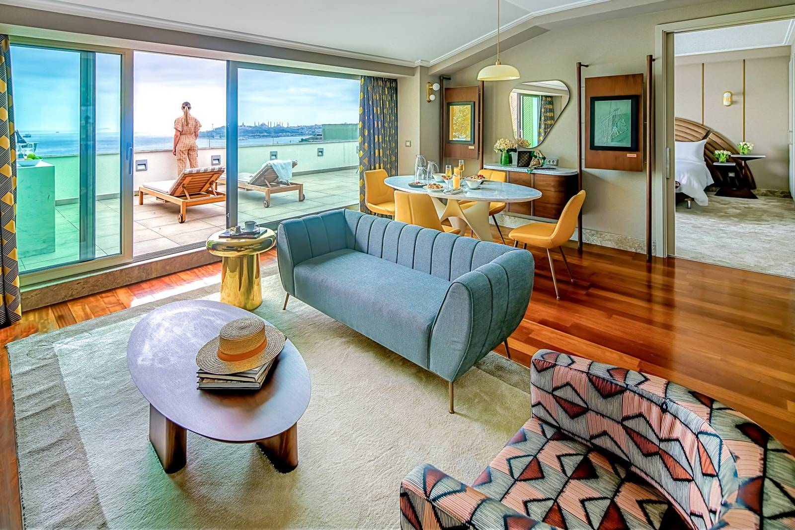The Artisan Suite 起居區與海峽景露台