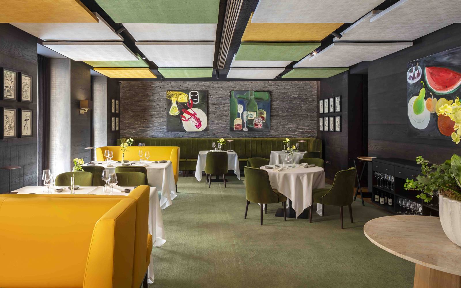 畢爾包 The Artist OLiO 餐廳的用餐區與牆上畫作