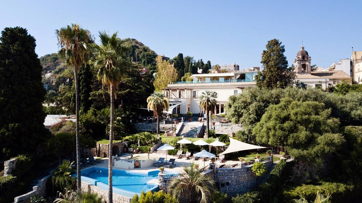 The Ashbee Hotel 空拍的別墅主樓、泳池與花園