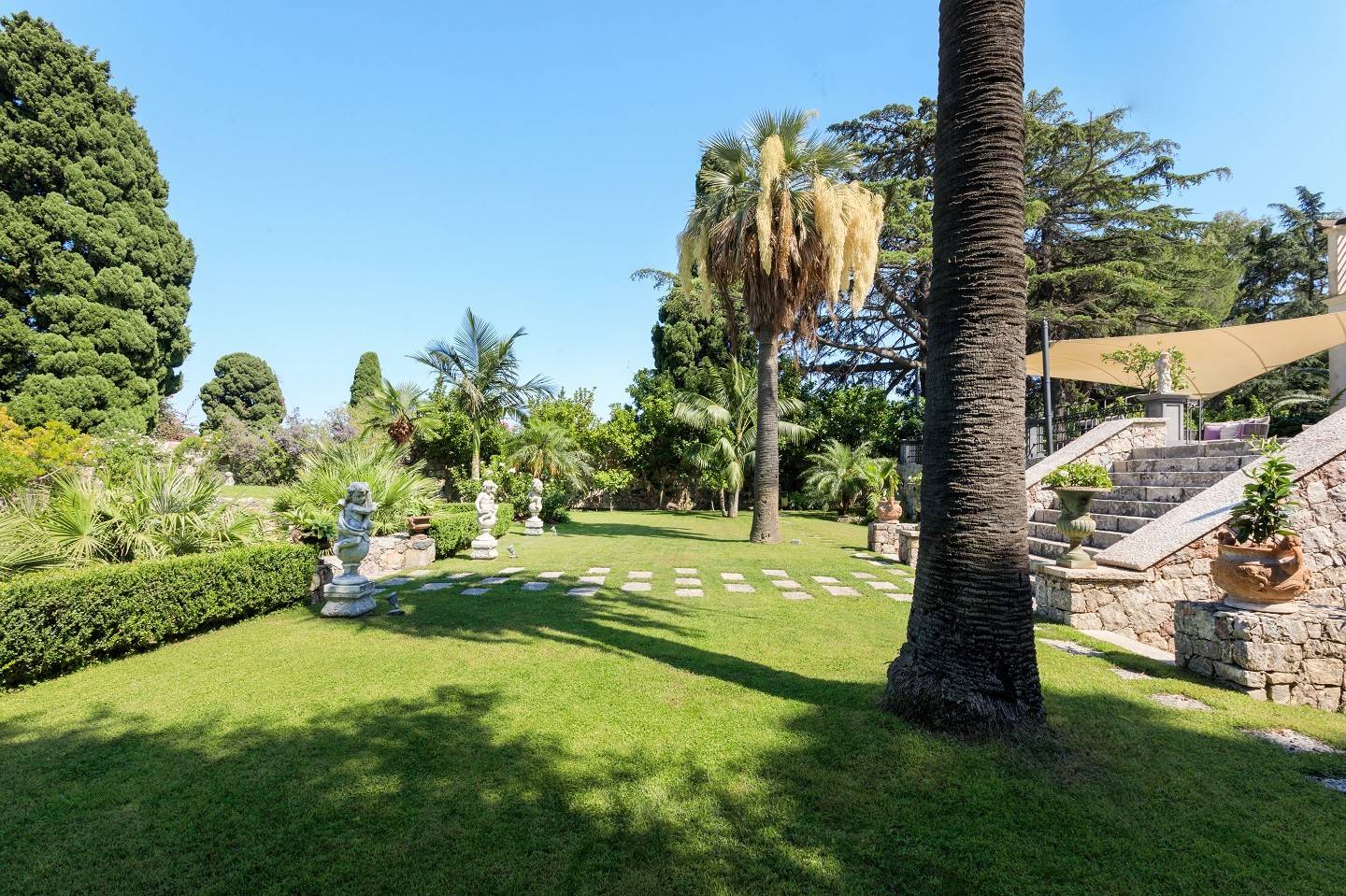The Ashbee Hotel 棕櫚樹與草坪環繞的私人花園
