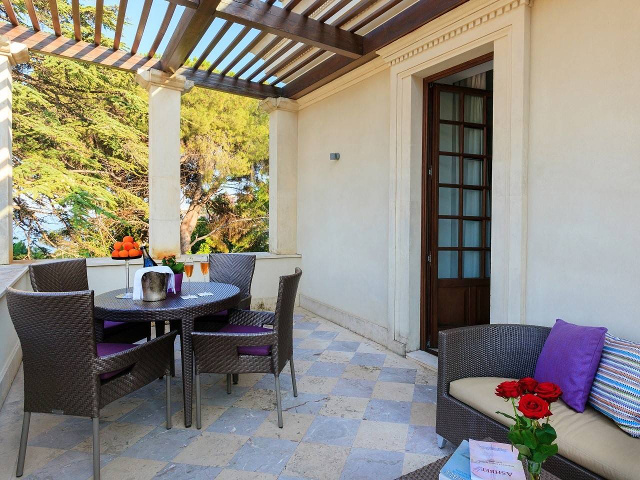 The Ashbee Hotel Deluxe Sea View 客房的私人露台