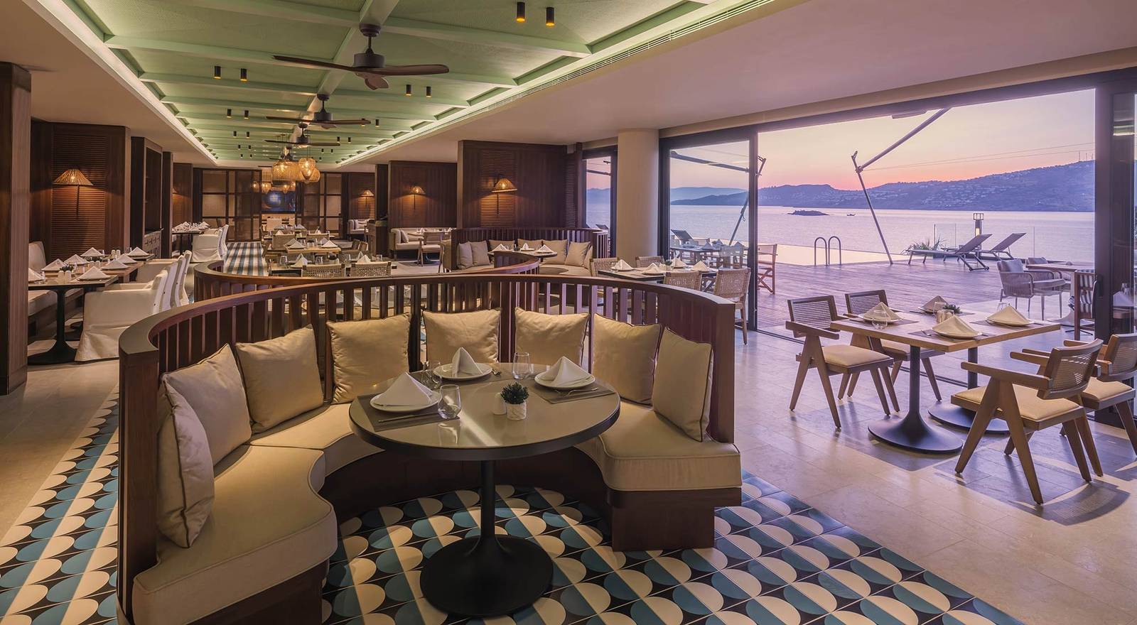 The Bodrum Hotel Yalıkavak Bohemy Yalıkavak 餐廳與海灣夕陽