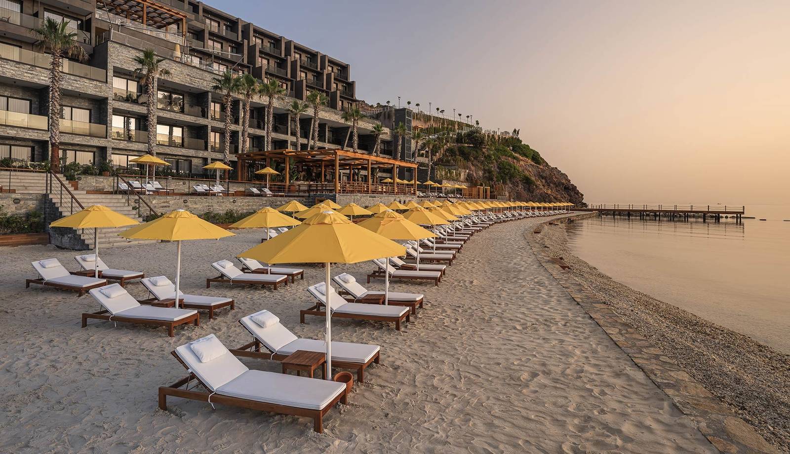 The Bodrum Hotel Yalıkavak 私人沙灘的黃色陽傘與躺椅