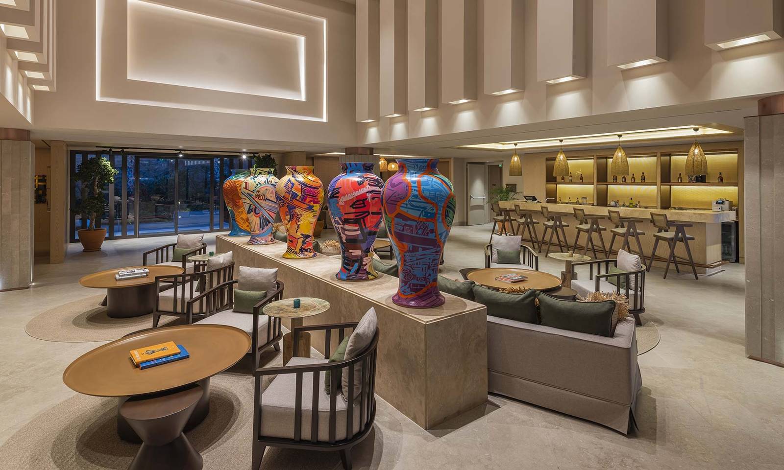 The Bodrum Hotel Yalıkavak 大廳酒吧的藝術花瓶與座位區