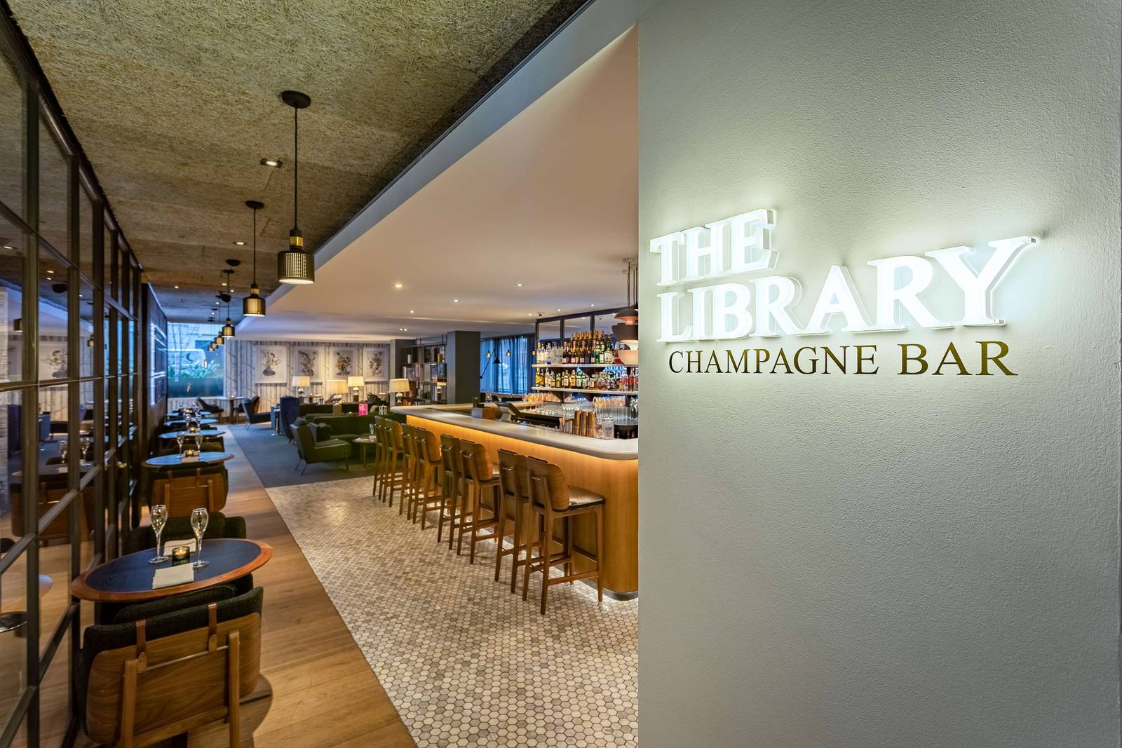 The Edwardian Manchester The Library Champagne Bar 入口與吧台