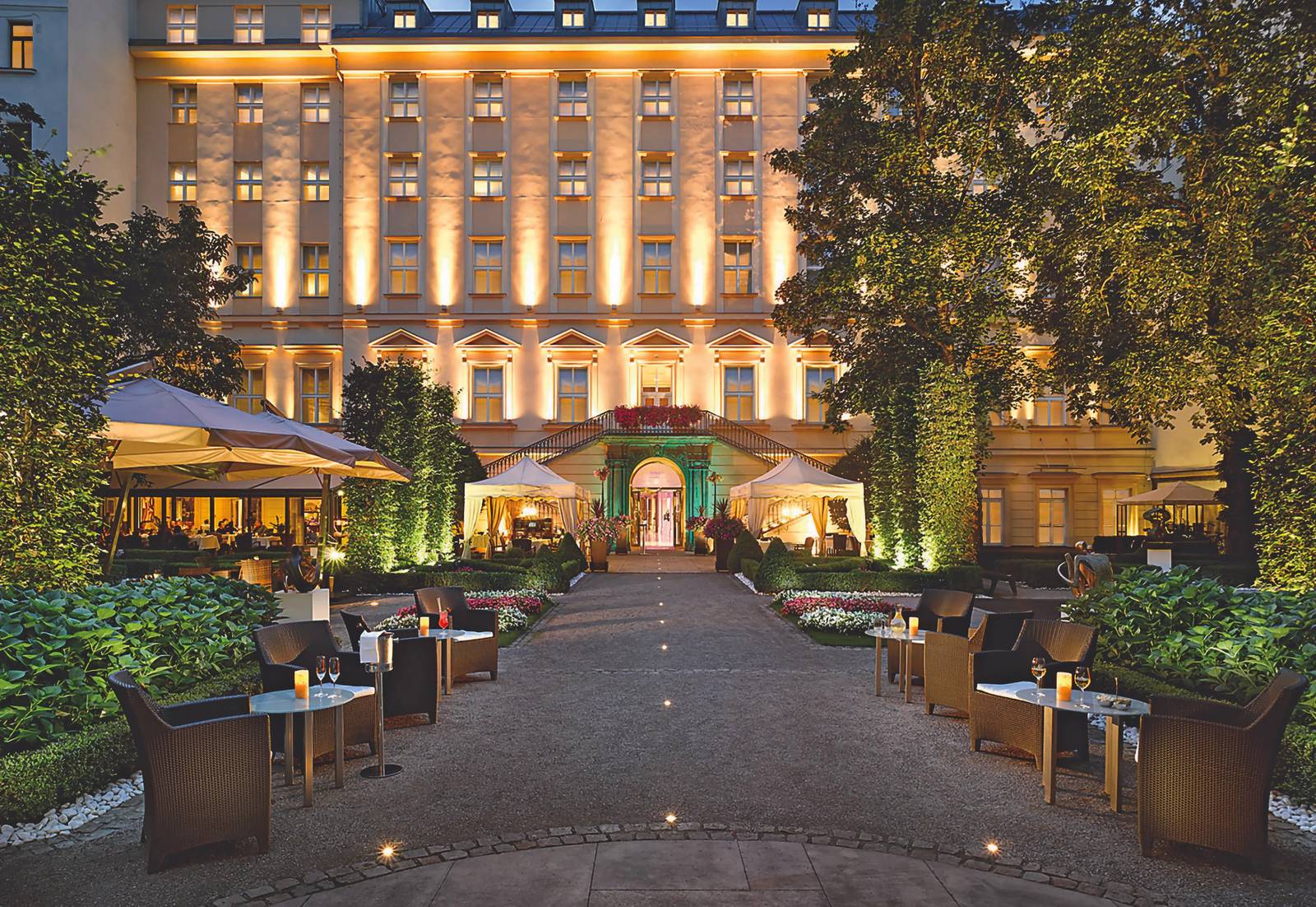 布拉格 The Grand Mark Prague 巴洛克宮殿立面與花園夜景
