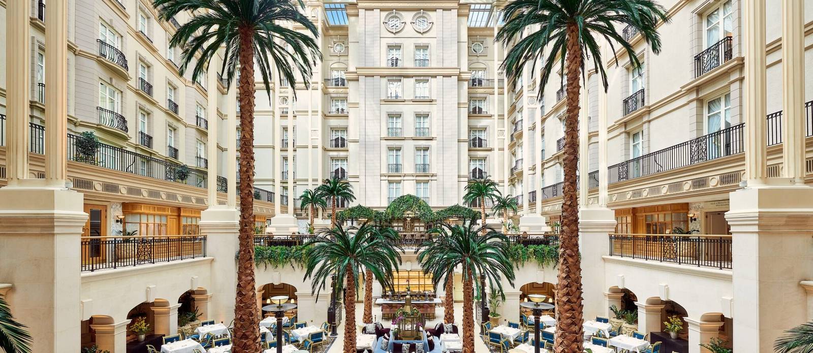 The Landmark London 八層樓高玻璃屋頂下的 Winter Garden 中庭