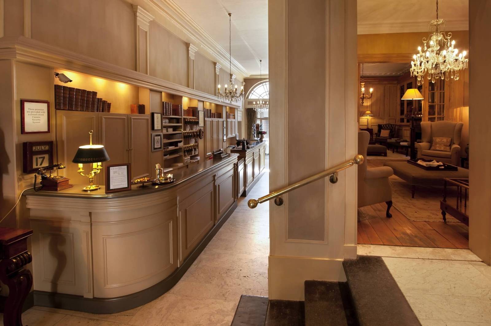 布魯日 The Pand Hotel 接待櫃台與走廊
