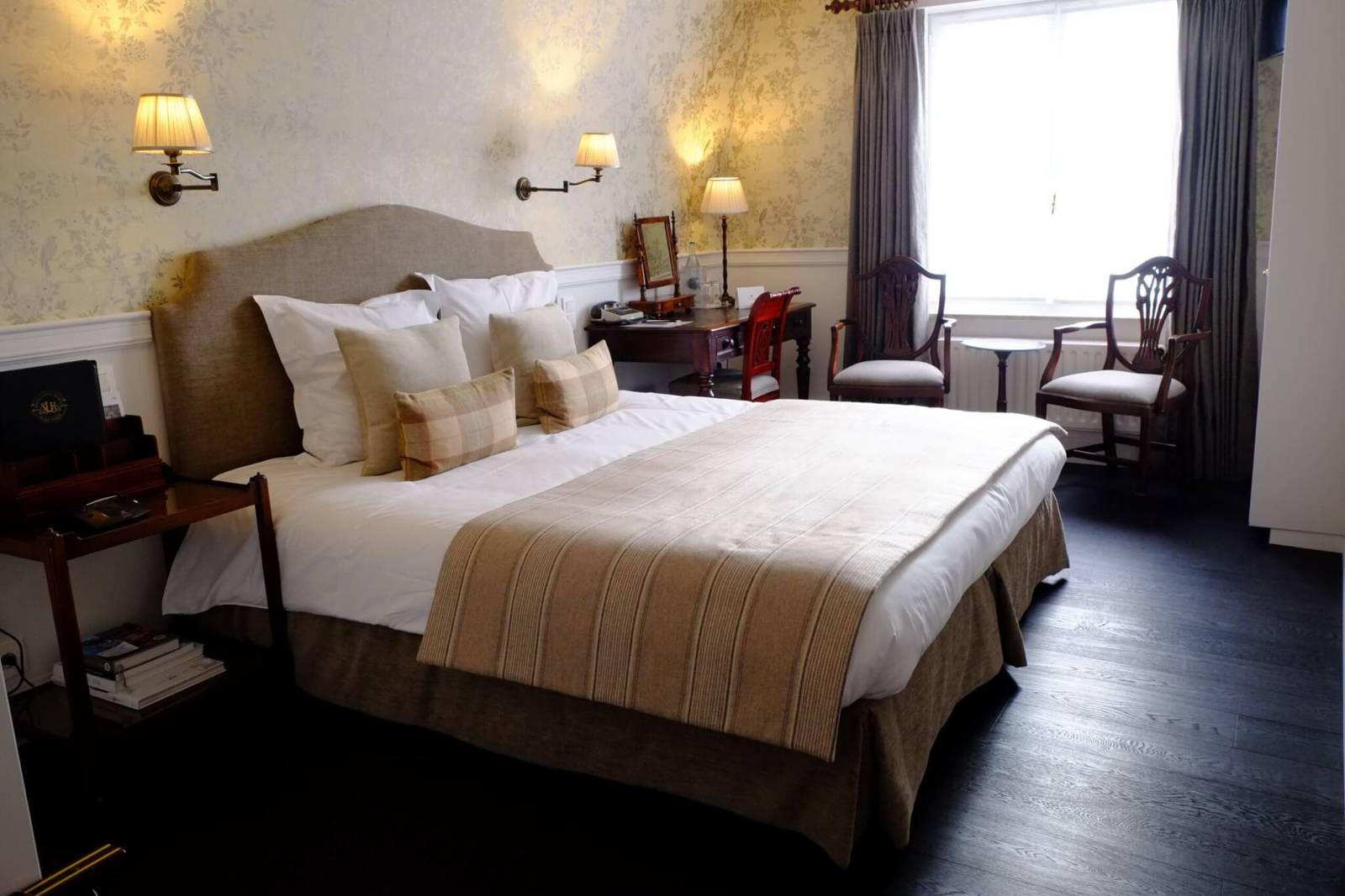 布魯日 The Pand Hotel Charming Plus 客房的雙人床與窗邊座椅