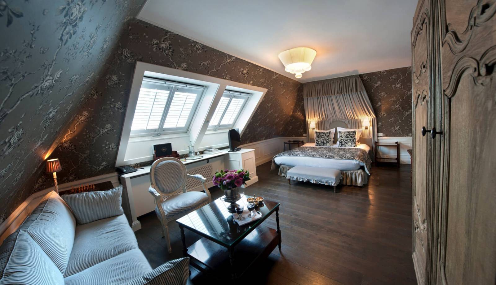 布魯日 The Pand Hotel 斜屋頂 Junior Suite 的起居區與床鋪