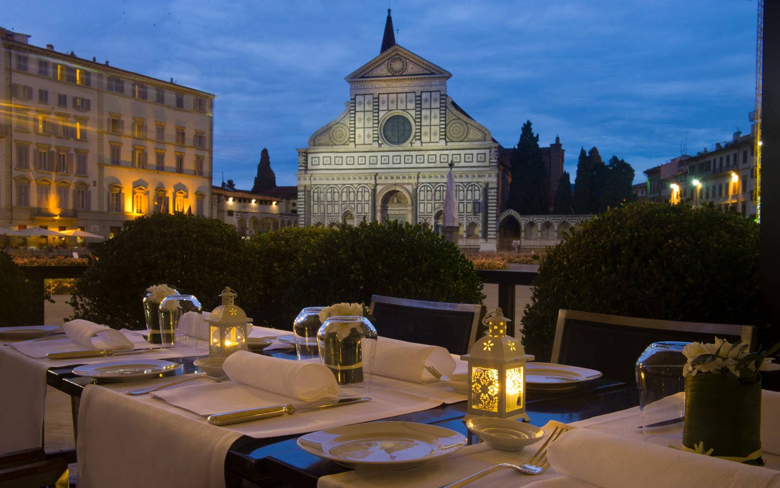 THE PLACE Firenze 傍晚面向新聖母大殿的露台餐桌