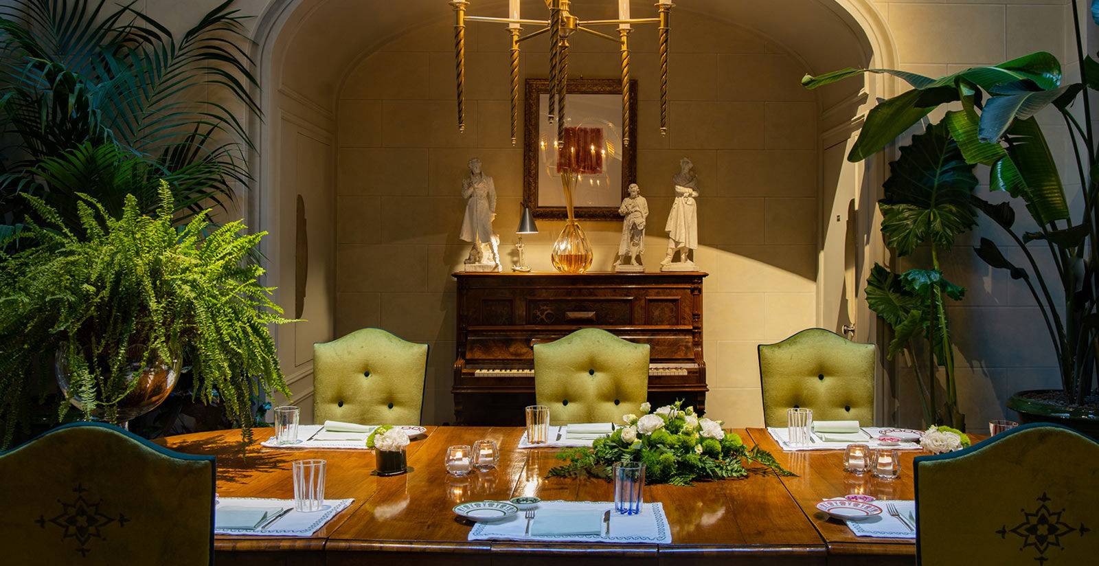 THE PLACE Firenze 綠植環繞的包廂餐桌