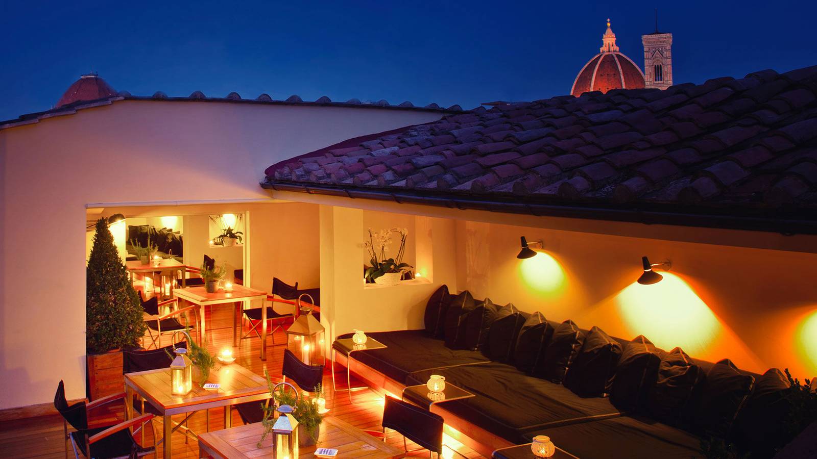 THE PLACE Firenze 夜晚的屋頂露台與大教堂圓頂