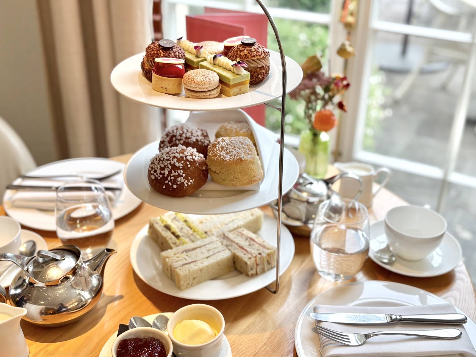 The Royal Crescent Hotel 窗邊的英式下午茶