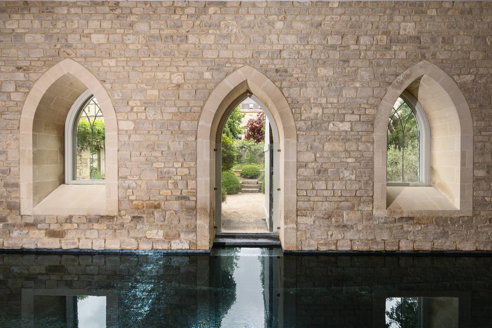 The Royal Crescent Hotel Spa 石牆拱窗旁的恆溫泳池