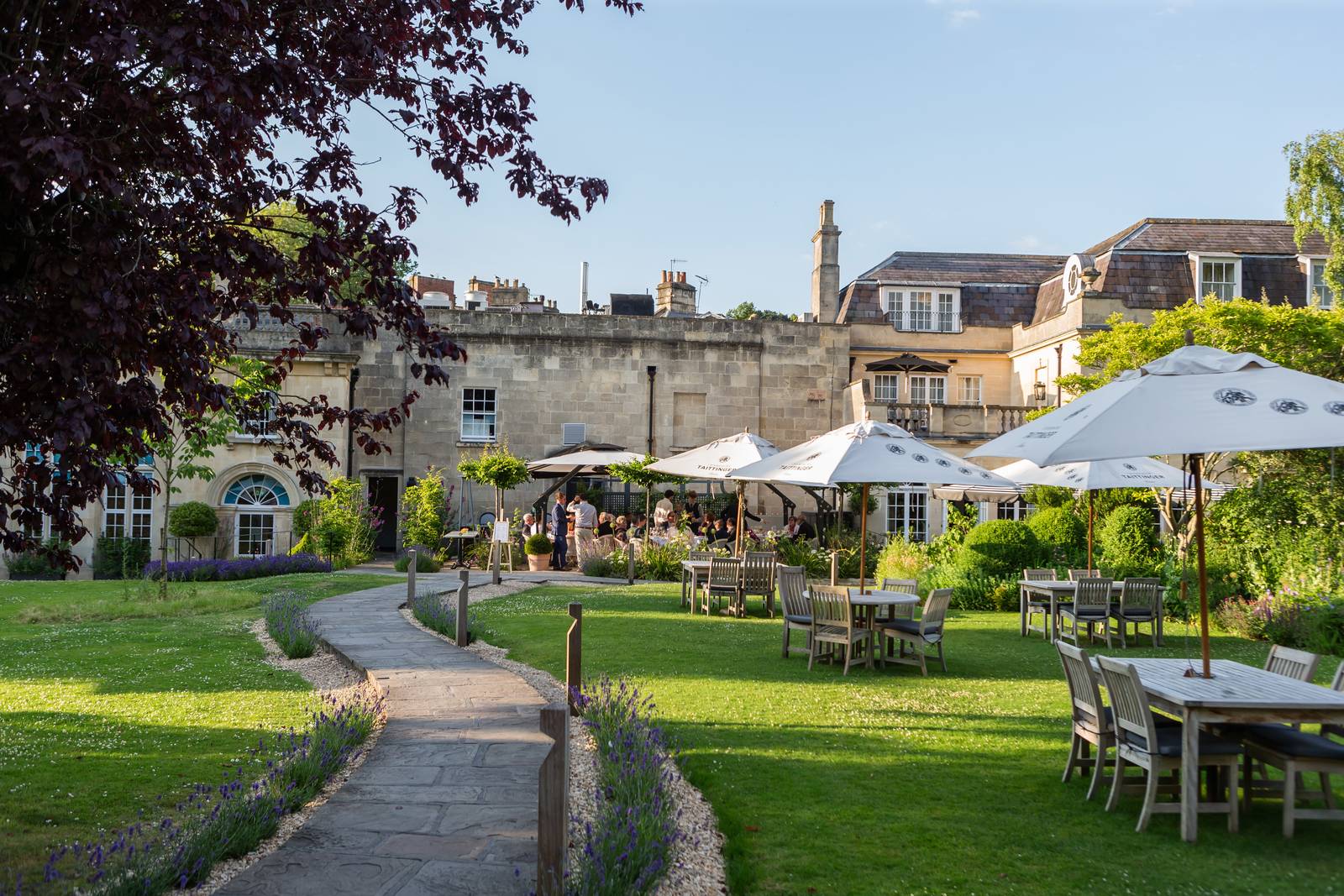 The Royal Crescent Hotel 花園草坪與遮陽傘座位