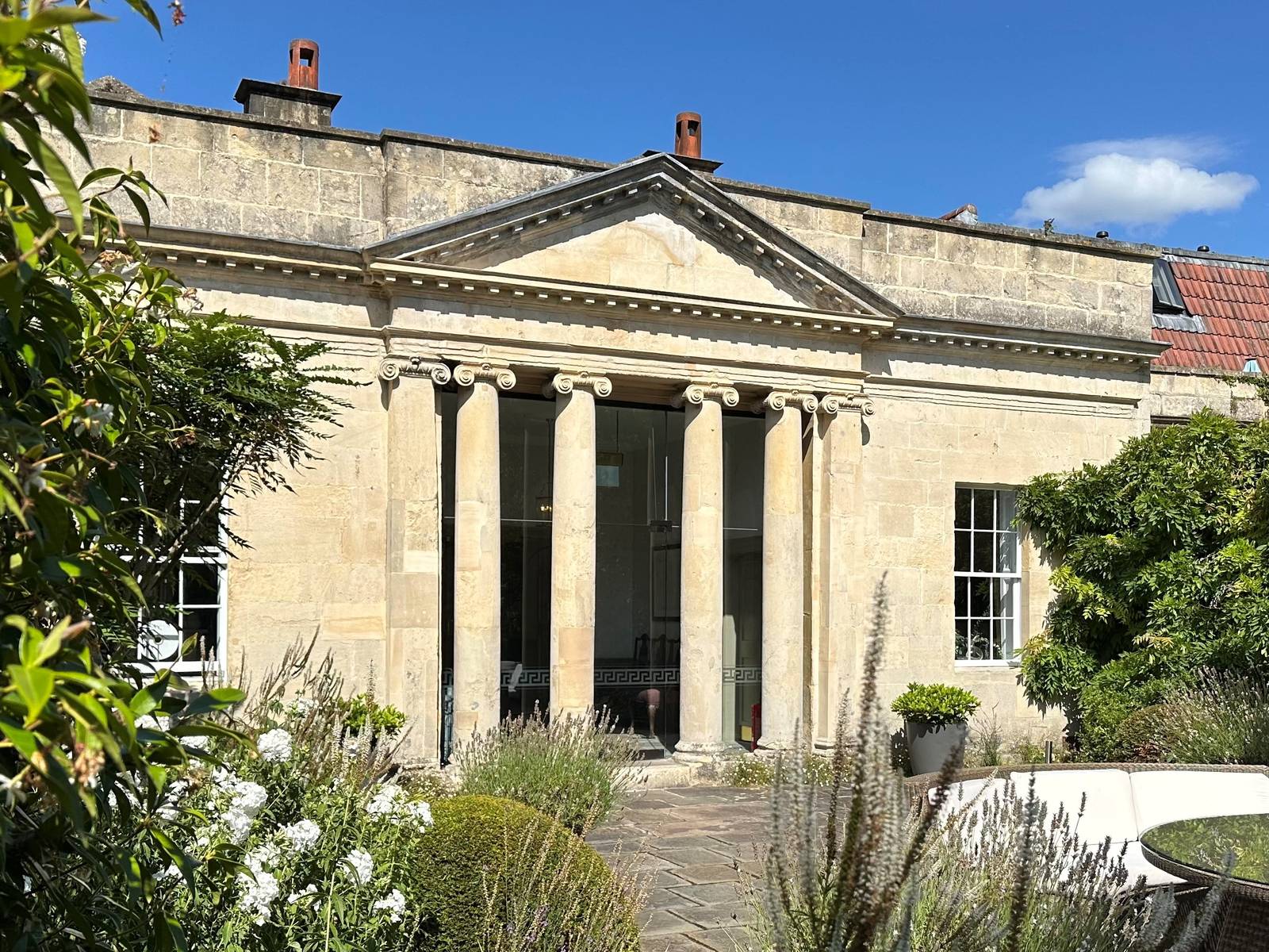 The Royal Crescent Hotel Garden Villa 石砌柱廊外觀
